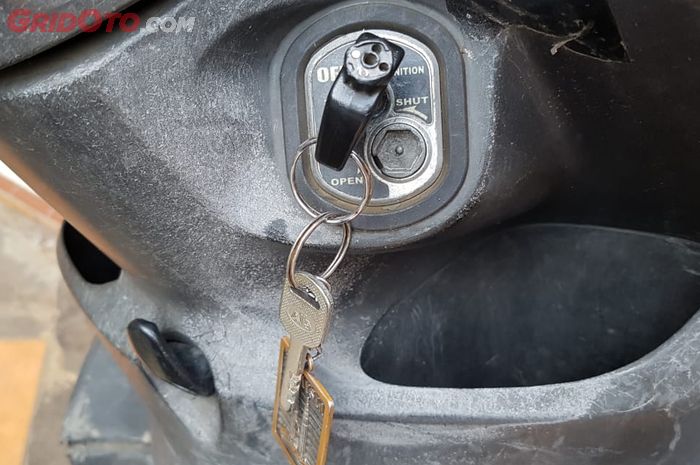 Goresan pada dasbor motor karena gantungan kunci