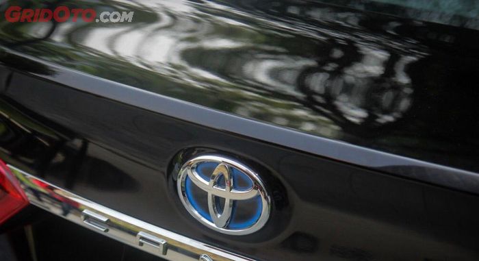 Logo Toyota dengan aksen warna biru di Toyotal All New Camry untuk varian Hybrid