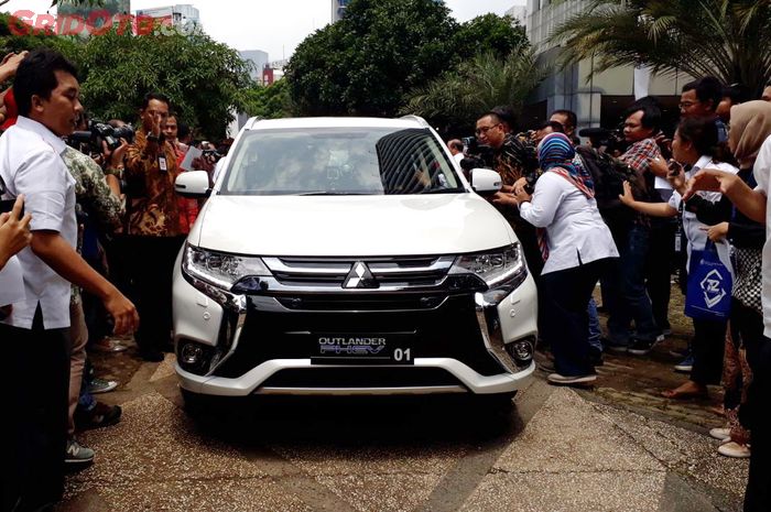 Sebanyak 8 unit Mitsubishi Outlander PHEV yang diserahkan untuk pemerintah