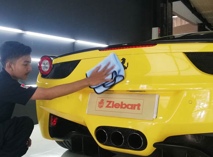 Proses detailing dilakukan oleh tenaga profesional Ziebart.