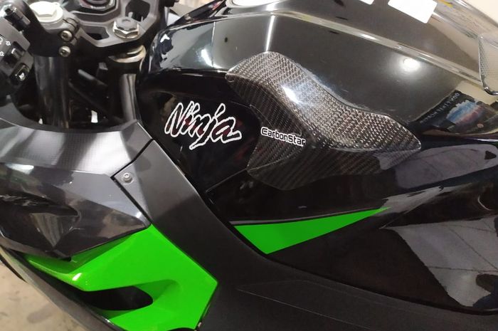 Protektor tangki carbon untuk Kawasaki Ninja 250