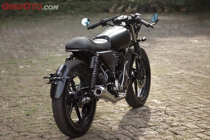 Konsepnya low short end cafe racer. Lurus dan landai. 