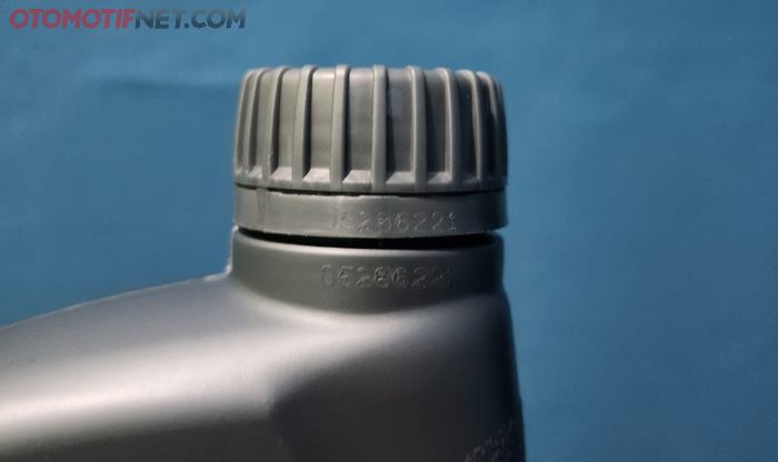 Pada tutup kemasan dan di bodi dekat tutup, terdapat angka produksi yang harus sama 