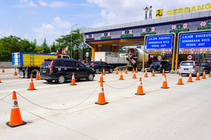Distribusi lalu lintas meninggalkan Jakarta dari ketiga arah yaitu mayoritas sebanyak 49,79% menuju arah Timur, 28,42% menuju arah Barat, dan 21,79% menuju arah Selatan