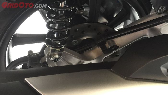 All New Honda PCX 150 sudah dilengkapi dengan rem cakram belakang
