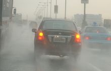 Bahaya Menyalakan Lampu Hazard Saat Hujan Deras, Begini Kata Ahlinya