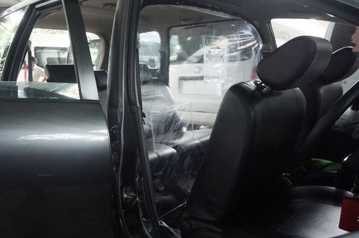 Pemasangan pasrtisi ekonomis ditopang rangka besi