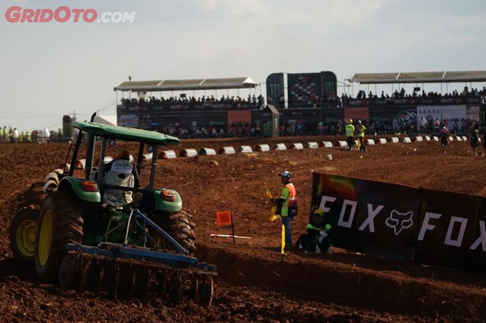 Traktor dipakai setelah tiap sesi balapan MXGP selesai