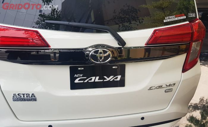 Ada sticker anjuran oktan bahan bakar 92 pada kaca belakang Toyota Calya