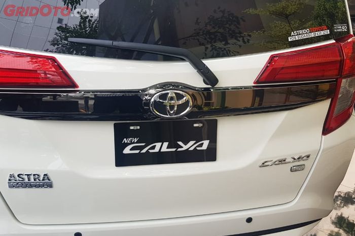 Ada sticker anjuran oktan bahan bakar 92 pada kaca belakang Toyota Calya
