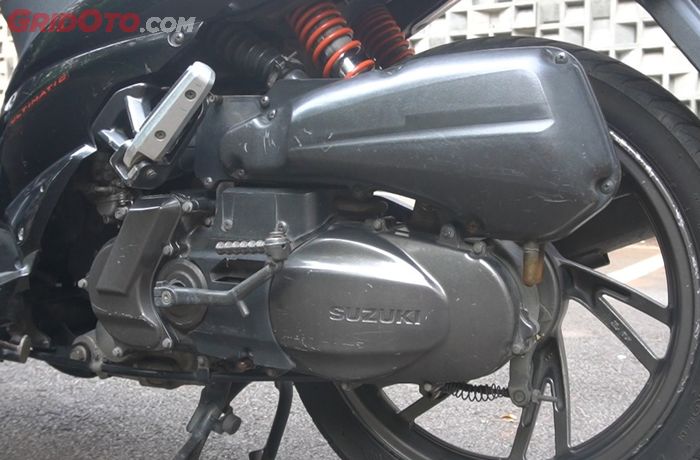 Boks filter udara Suzuki Skywave berada di atas CVT