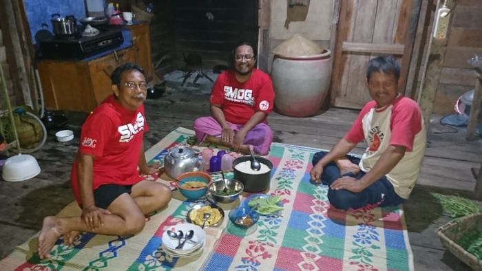 Ekspedisi Memotong Kalimantan. Disambut kepala suku Dayak Desa'a
