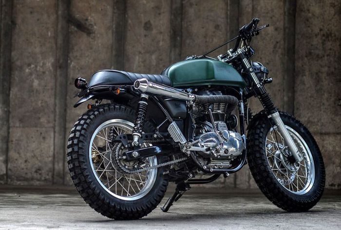 Ban enduro dan knalpot menggantung diatas jadi ciri khas scrambler