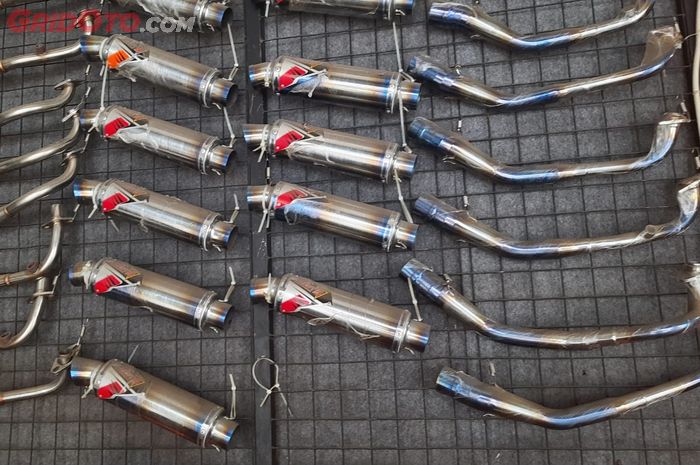 Ilustrasi knalpot racing dengan motif Bluemoon dengan warna kebiruan di bagian silincer dan header-nya