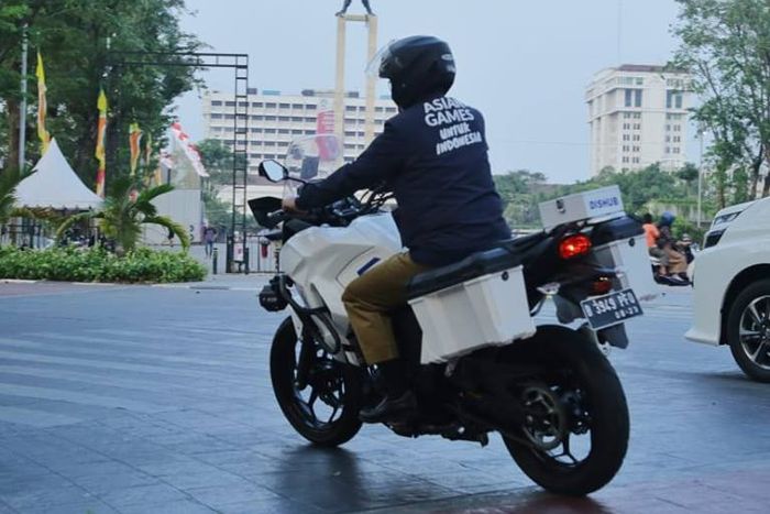 Anies Baswedan mengendarai Kawasaki Versys 250