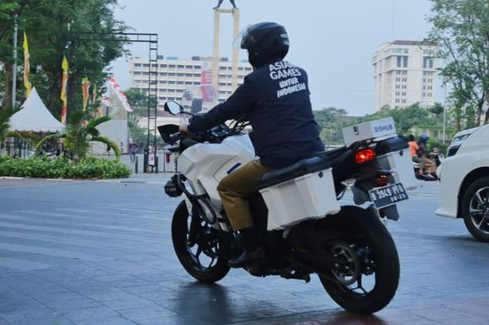 Anies Baswedan mengendarai Kawasaki Versys 250