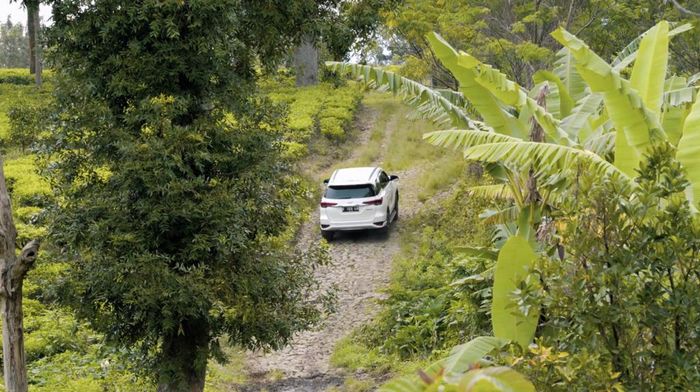 Fortuner dengan mudah melewati jalanan yang menanjak dan berbatu 