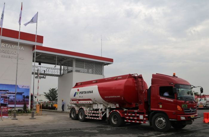 ilustrasi mobil tangki BBM PT Pertamina (Persero) di Fuel Terminal Pertamina.