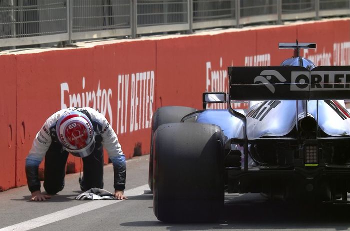 George Russell memeriksa bagian bawah mobil tim Williams usai menabrak tutup saluran drainase di FP1 F1 GP Azerbaijan 2019