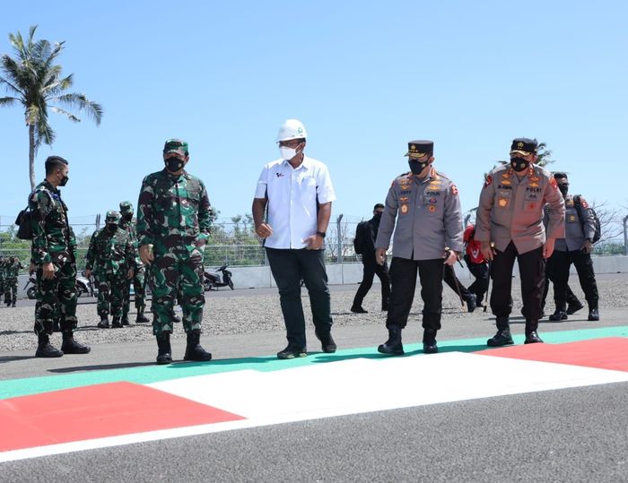 Kapolri Jendral Polisi Listyo Sigit Prabowo dan Panglima TNI Marsekal Hadi Tjahjanto meninjau Pertamina Mandalika International Street Circuit, di Lombok Tengah, NTB, Minggu (7/11/2021)