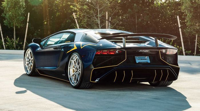 Lamborghini Aventador biru diberi aksen kuning biar kece