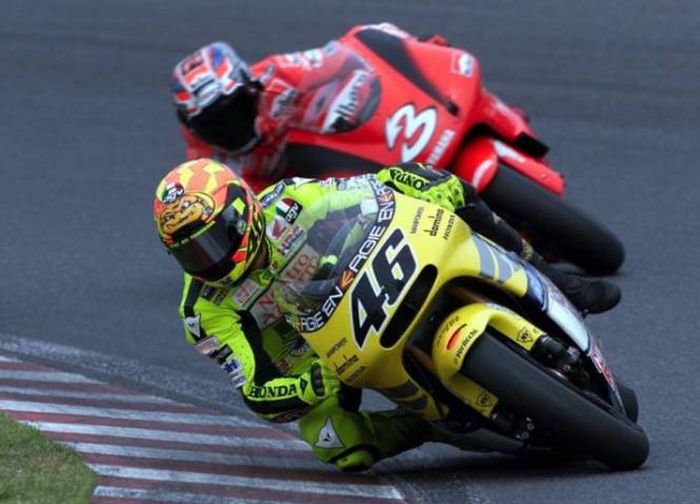 Puncak perseteruan Max Biaggi dan Valentino Rossi terjadi pada MotoGP Jepang 2001 yang digelar di sirkuit Suzuka.