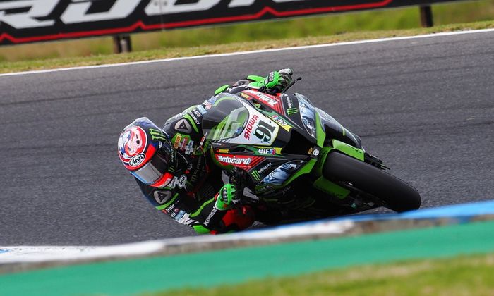 Leon Haslam mampu mengimbangi rekan setimnya di tim Kawasaki pada latihan pembuka Superbike Australia