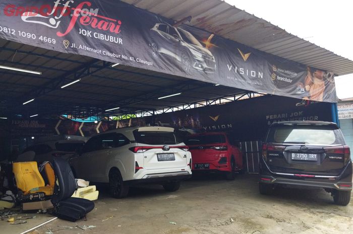 Antrean panjang mobil-mobil yang hendak ubah jok di Ferari Jok Cibubur