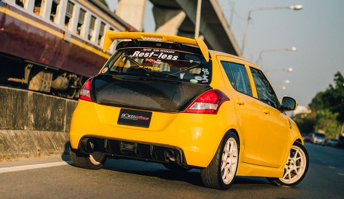 Tampilan belakang Suzuki Swift dengan diffuser dan spoiler di atap