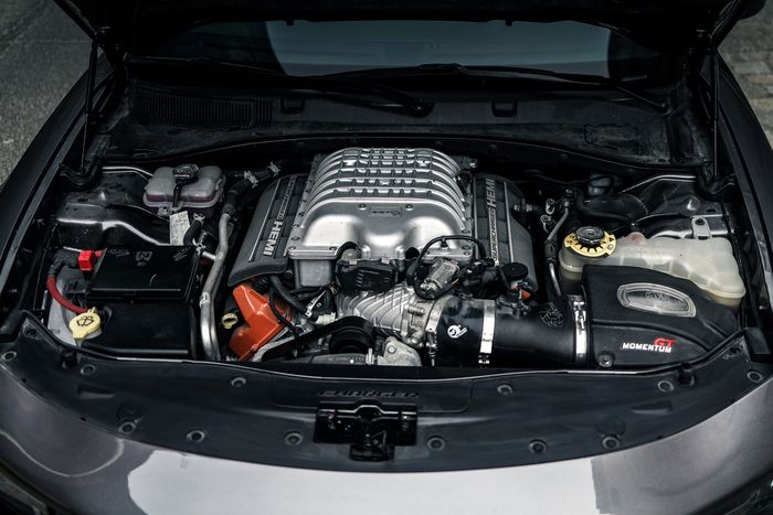 Mesin modifikasi  Dodge Charger SRT Hellcat juga diberi part performa tinggi