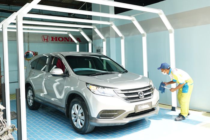 Layanan perbaikan bodi dan cat Honda di dealer Honda Kusuma, Semarang.
