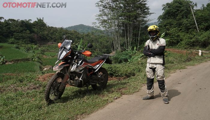 Pengetesan KTM 790 Adventure R melalui beragam kondisi jalan, perkotaan sampai off road