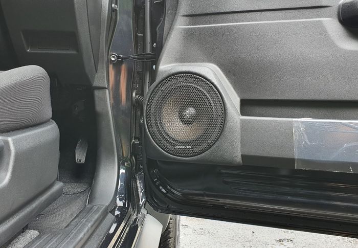 Speaker Ground Zero dengan ukuran standar OEM terlihat manis