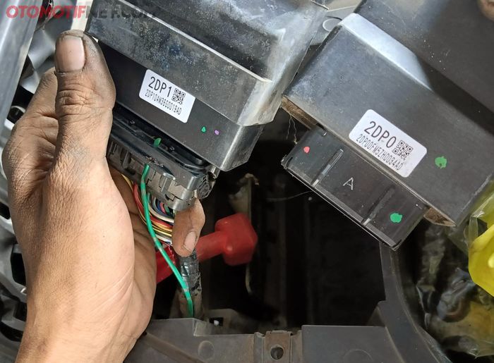 Modul rem Yamaha NMAX Non ABS (kiri) dan ABS (kanan)