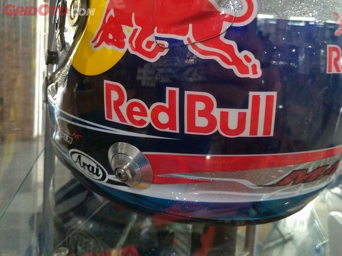 Lingkaran besi mounting HANS device yang ada di helm milik Max Verstappen