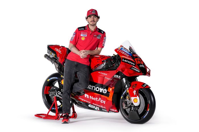 Francesco Bagnaia optimis dengan pencapaiannya di 2022. Warna baru membuatnya kian termotivasi untuk juara dunia 2022. 