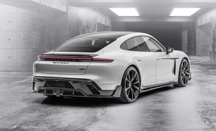 Tampilan belakang modifikasi Porsche Taycan garapan Mansory