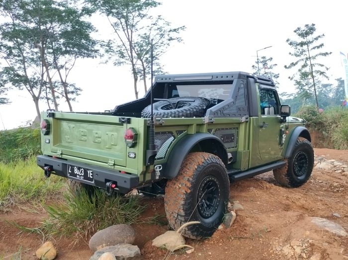 Tampak belakang modifikasi Jeep M715 custom bergaya taktikal modern