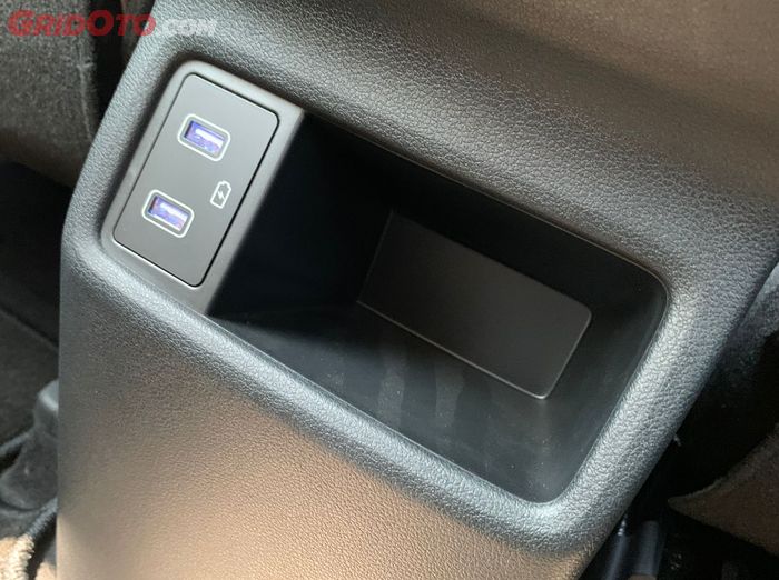 Konsol box Hyundai Stargazer, terdapat dua USB port untuk mengisi baterai smartphone