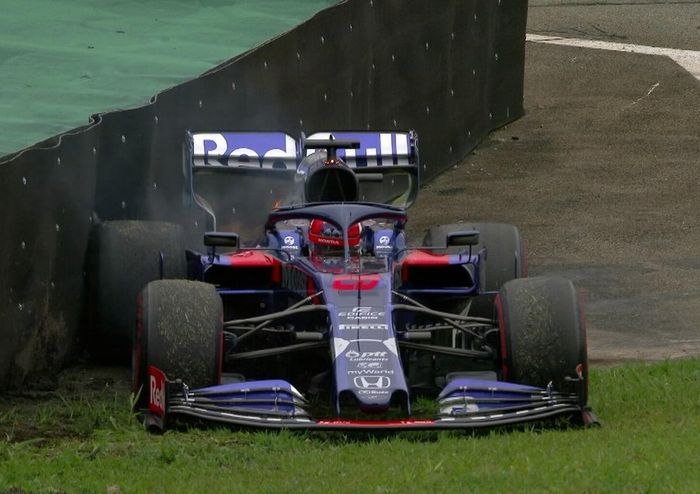 Pada lima menit terakhir Red Flag harus dikibarkan usai rekan setim Pierre Gasly, Daniil Kvyat menabrak dinding pembatas