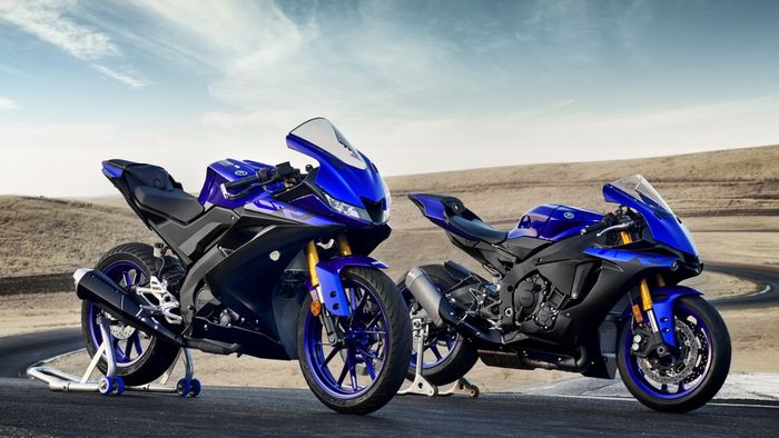Yamaha R125 dan R1 dengan warna biru hitam