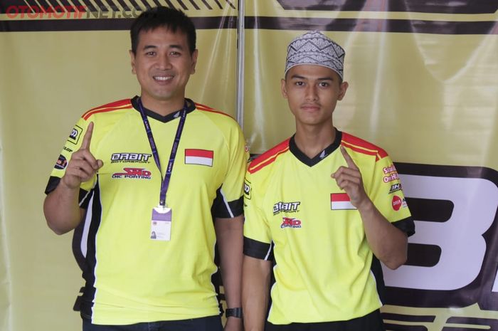 Irvan Latief (kiri) dan Agung Fachrul puas bawa Orbit Motorsport berkuasa di ARRC UB150 Indonesia. 