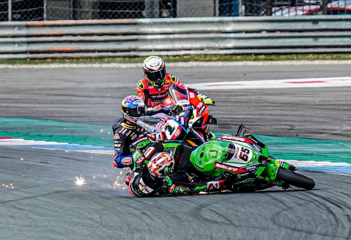 Toprak Razgatlioglu yang melebar di tikungan, tabrakan dengan Jonathan Rea di WorldSBK Belanda 2022