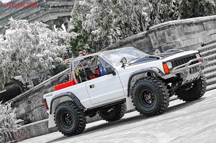 Modifikasi Toyota Land Cruiser FJ40 berbodi Jeep Cherokee