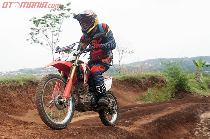 Ilustrasi Pelek Jari-jari pada Honda CRF150L 