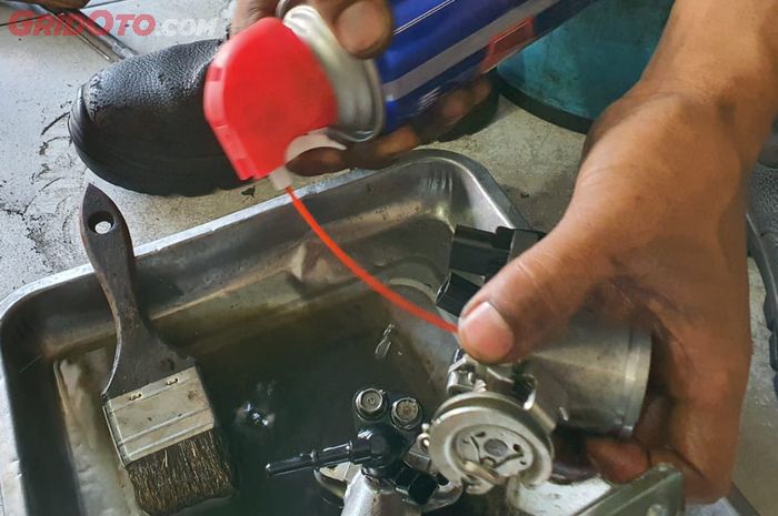 Cairan karburator cleaner bisa digunakan untuk membersihan Throttle Body motor injeksi
