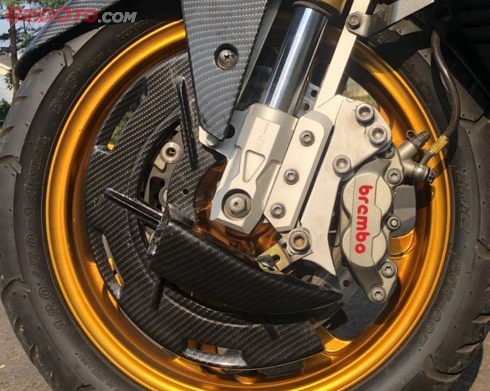 Kaliper Brembo plus cover disc berbahan carbon.