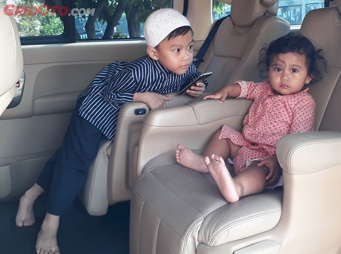 Gilang dan Aira. Bisa Jalan-Jalan Di Dalam Mobil