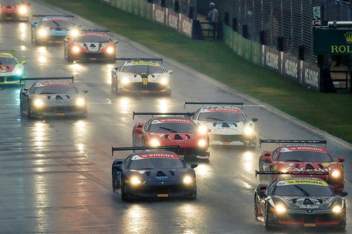 Race pertama Ferrari Challenge Asia Pasific di sirkuit Albert Park berlangsung di kondisi trek basah (24/3/2018)