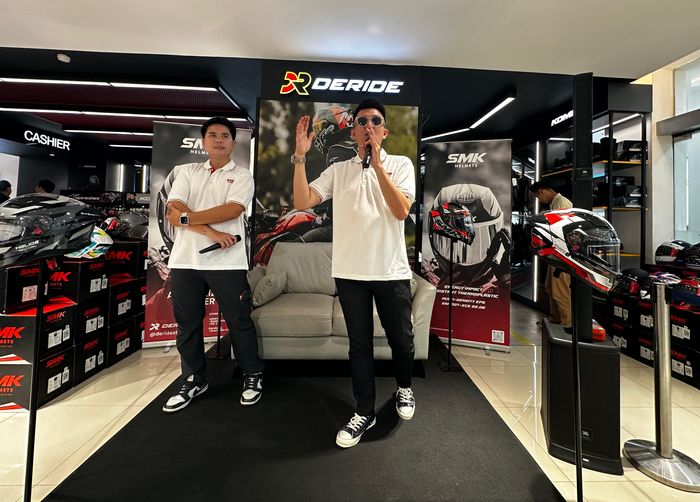 Talk show bareng Dandi Malik (kiri) selaku Brand Ambassador SMK Helmet 